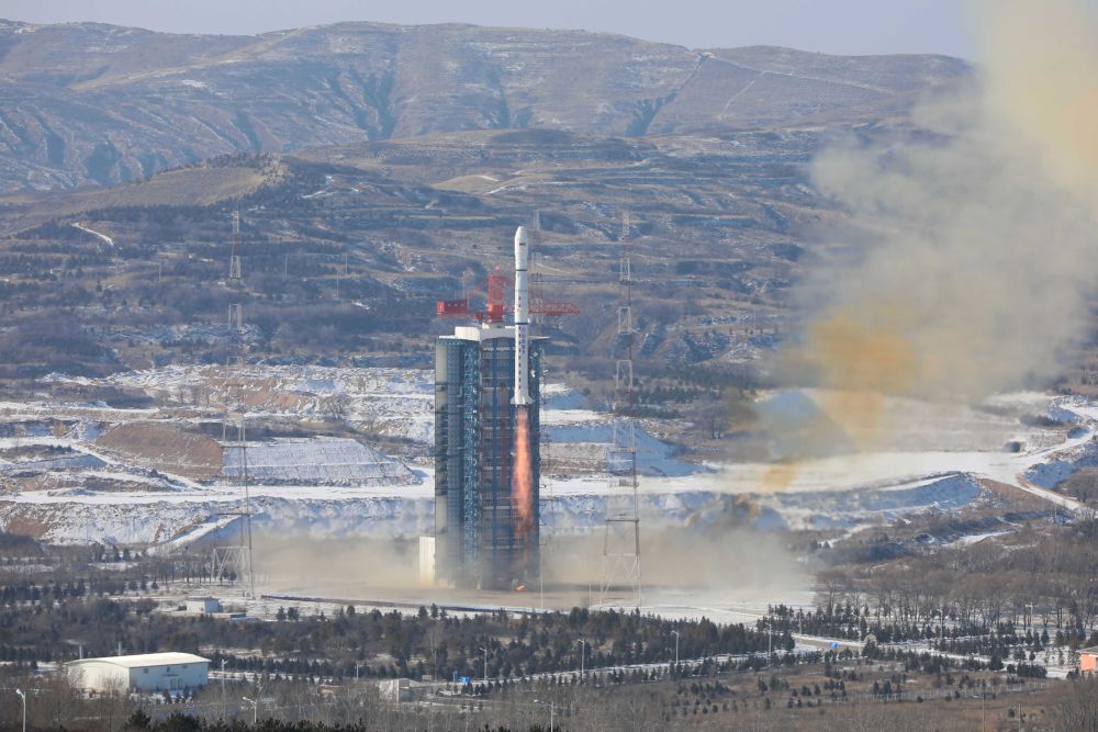 一種微小衛(wèi)星的自動(dòng)抽拉式太陽(yáng)能板機(jī)構(gòu)的制作方法